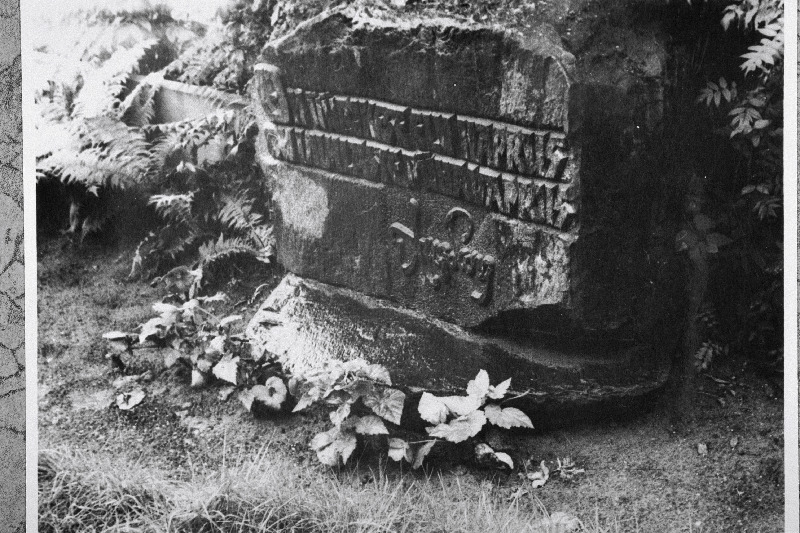 Mälestuskivi kirjanik August Sanga hauaplatsil Ülejõe kalmistul.