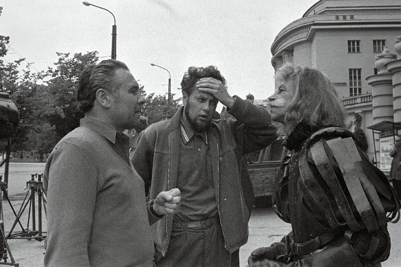 Filmistuudio "Tallinnfilm" värvifilmi "Varastati Vana Toomas" režissöör ENSV teeneline kunstitegelane S. Školnikov (vasakult), režissöör H. Roots ja Vana Tooma osatäitja ENSV teeneline kunstitegelane K. Kiisk filmimise vaheajal.