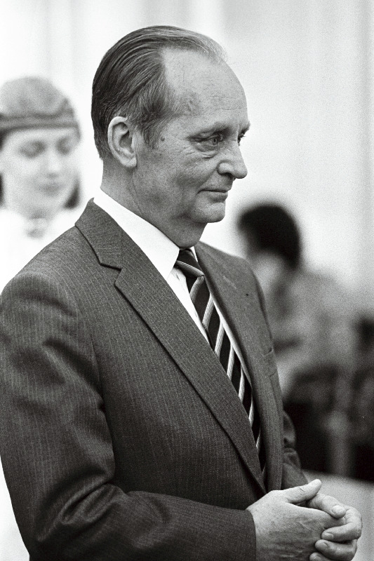 Eesti Vabariigi Ülemnõukogu liige Vaino Väljas oma 60. juubelil.