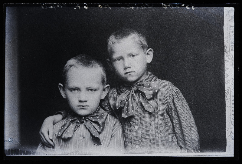 Kaks poissi, (12.01.1921 fotokoopia, tellija Luik).