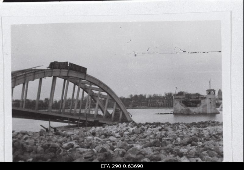 Pärnu kaarsild (Suursild) peale õhkulaskmist sakslaste poolt 23.09.1944.a.