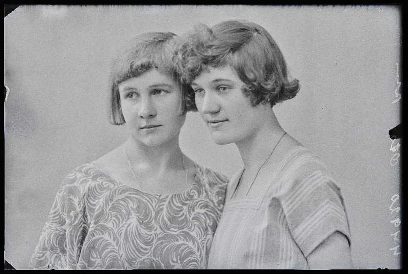 Kaks naist, (foto tellija Ots).