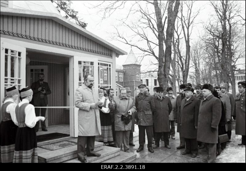 Memoriaalmuuseumi avamine Kuressaares V. Kingissepa 100. sünniaastapäeva tähistamiseks. Üritusel viibivad külalised, esineb sõnavõtja.