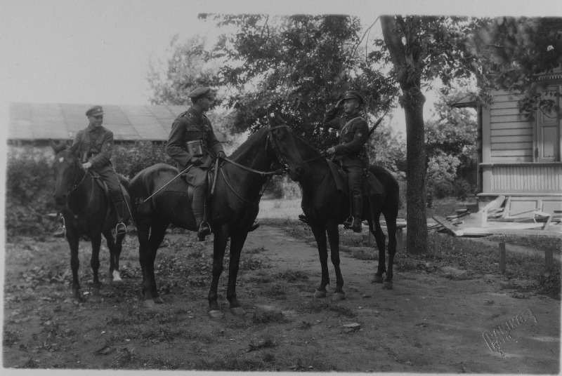 Vabadussõda. Sõjakooli ratsaklassi päevnik raporteerimas klassiülemale kapten Edgar Hammerile (keskel).