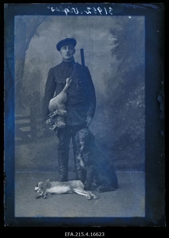 Jahimees Niglas ja jahikoer tapetud jänestega.