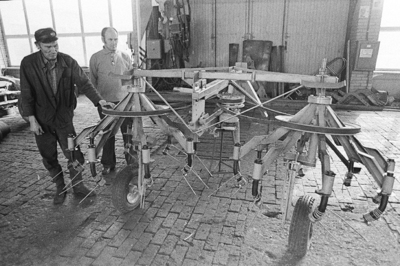 Eesti Maaviljeluse ja Maaparanduse Teadusliku Uurimise Instituudi vanem teadur V. Hussar ja lukksepp A. Rebane erikonstrueerimisbüroo töökojas valminud uue rootortüüpi vaalurkaaruti katseeksemplari juures.