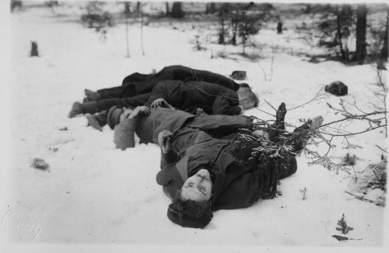 Vabadussõda. Punaväelaste surnukehad raudtee ääres Tapal.