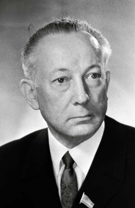 Vladõtšin, Juri - Eesti NSV Ülemnõukogu kaheksanda koosseisu saadik, Eesti NSV kergetööstuse minister.