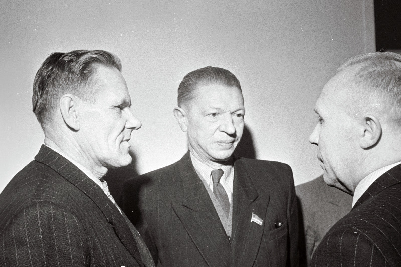 Eesti NSV Ülemnõukogu viienda koosseisu neljanda istungjärgu rahvasaadikud Ehitusmaterjalide tehase Männiku autoklaasitööline A. Reisalu, tehase Volta hööveldaja A. Kuusk ja M.J. Kalinini nimelise Elavhõbealaldajate Tehase meister A. Laansalu.