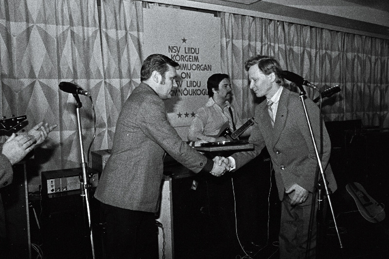 Terviselaupäevi 1978.a. edukalt läbi viinud Kohtla-Järve "Kalevi" esimeest Märt Vilti autasustab "Kalevi" Kesknõukogu esimees Tõnu Murašev.