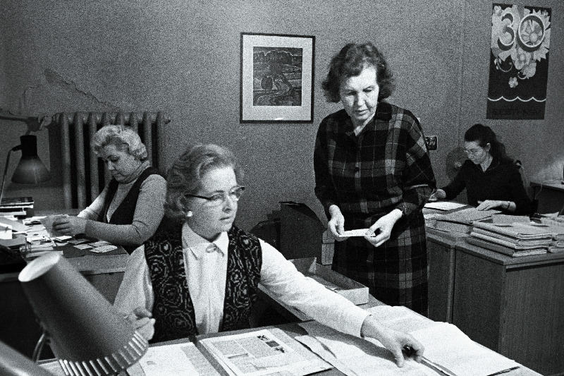 Eesti Nõukogude Entsüklopeedia (ENE) kunstiline toimetaja Asta Raja (vasakul), tehniline toimetaja Vilma Ansip, toimetuse juhataja Ella Lüüs ja nooremtoimtaja Tiiu Kukk töö juures.
