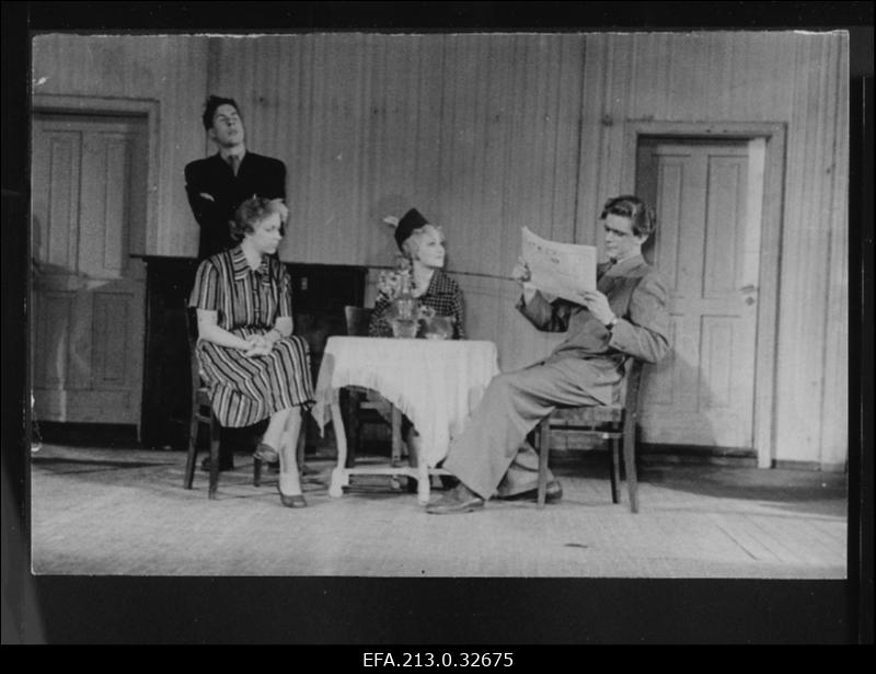 Stseen TRÜ näiteringiga lavastatud komöödiast "Kolme ööbiku tänav 17"; üliõpilased (vasakult) Meerits, R. Reiljan, Liigant ja J. Saul (seisab).