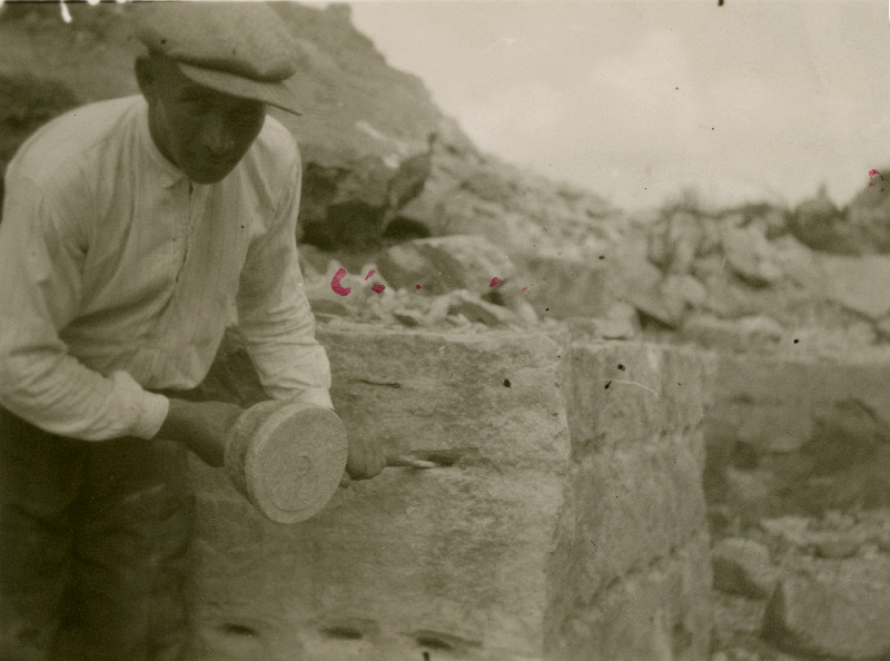 Kuigi paemurru kiviraiuja Mihkel Muuk vaiapöikeliga töötlemiseks kõlblikku kivikihti auke puurimas. Loona vald.