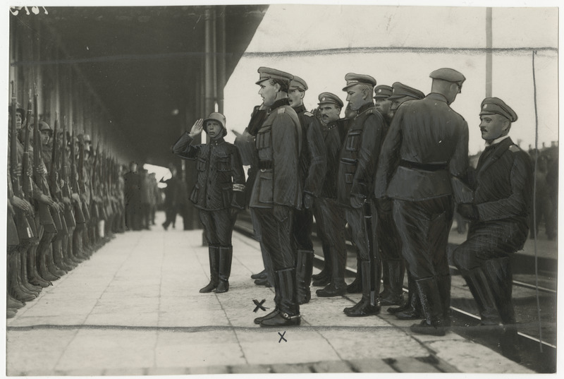 Kindralmajor Johan Laidoner tervitamas laiarööpmelise soomusrongi nr. 1 auvahtkonda Pihkvas 31.05.1919