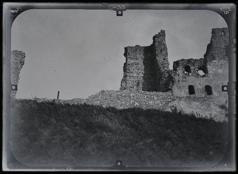 Rakvere, Rakvere linnusevaremed. Rakvere linnuse varemed vallikraaviga. Rakvere linnuse stereofotogramm-meetriline mõõdistamine.