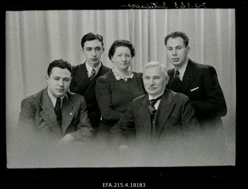 Viljandi kaupmees Ruven (Ruben) Eitelberg, abikaasa Sara Eitelberg, pojad (vasakult) Hanno Eitelberg,  Morris Eitelberg  ja Eduard Eitelberg.