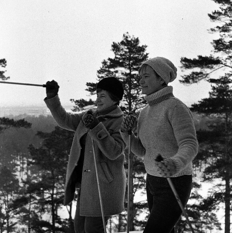 Tartu Riikliku Ülikooli üliõpilased Kadi Tammemägi ja Ülle Nurk suusamatkal Mustamäel.