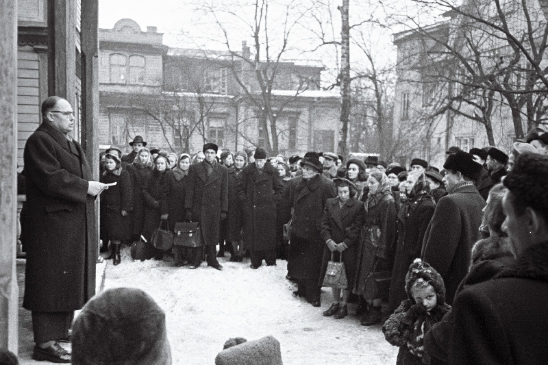 Eesti NSV kultuuriministri asetäitja P.Uusman kirjanik A.H.Tammsaare mälestustahvlit avamas.