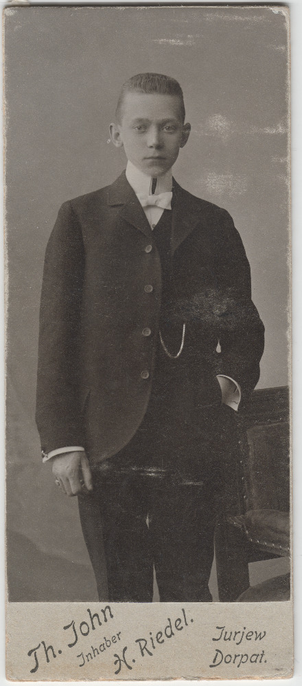 Stuudiofoto Ernst Allikust, pöördel saksakeelne pühendus Hildale