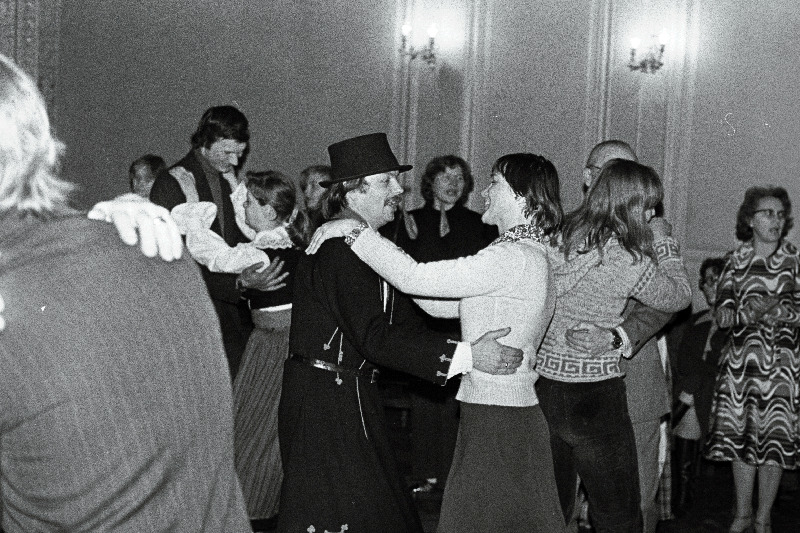 Rahvakollektiivi ansambli "Leegajus" liikmed ja külalised ansambli korraldatud simmanil tantsimas.