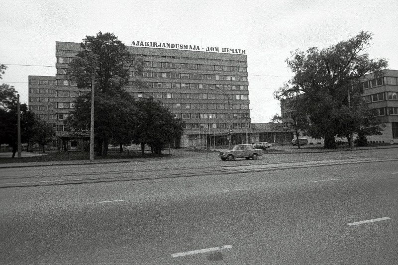 Vaade Ajakirjandusmajale Pärnu maanteel.