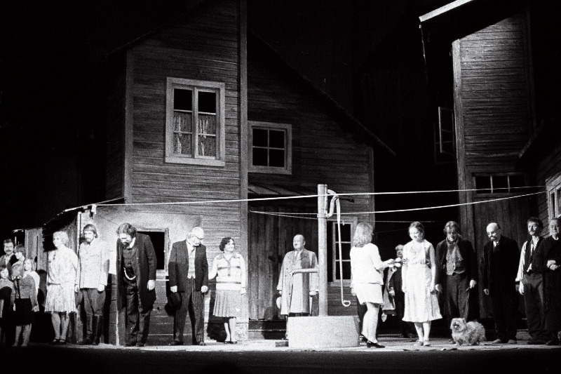 Stseen Ardi Liivese dramatiseeringust Oskar Lutsu Tagahoovis järgi teatris Vanemuine.