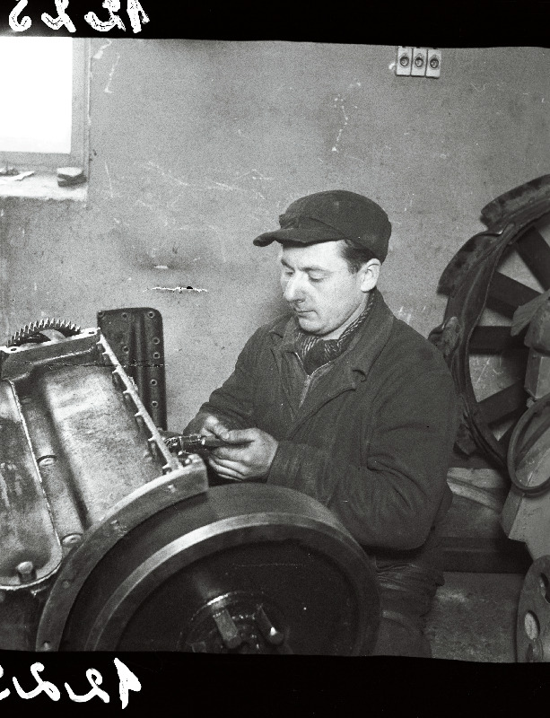 Rapla masina-traktorijaama parim traktorist Harald Viibus, kes konstrueeris uued seadmed laagrite valamiseks.