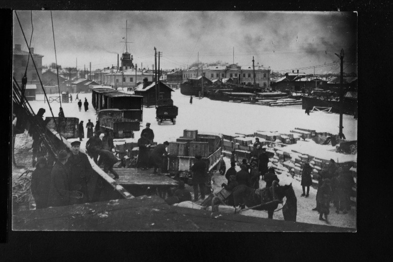 Vabadussõda. Laskemoonakastide mahalaadimine sadamas Briti kaubalaevalt Hyltonia.