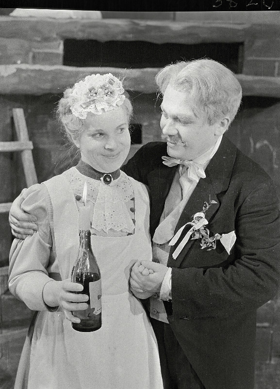 Stseen O. Lutsu jutustuse Tootsi pulm dramatiseeringust, Toots - Jaanus Orgulas, Teele - Asta Lott.