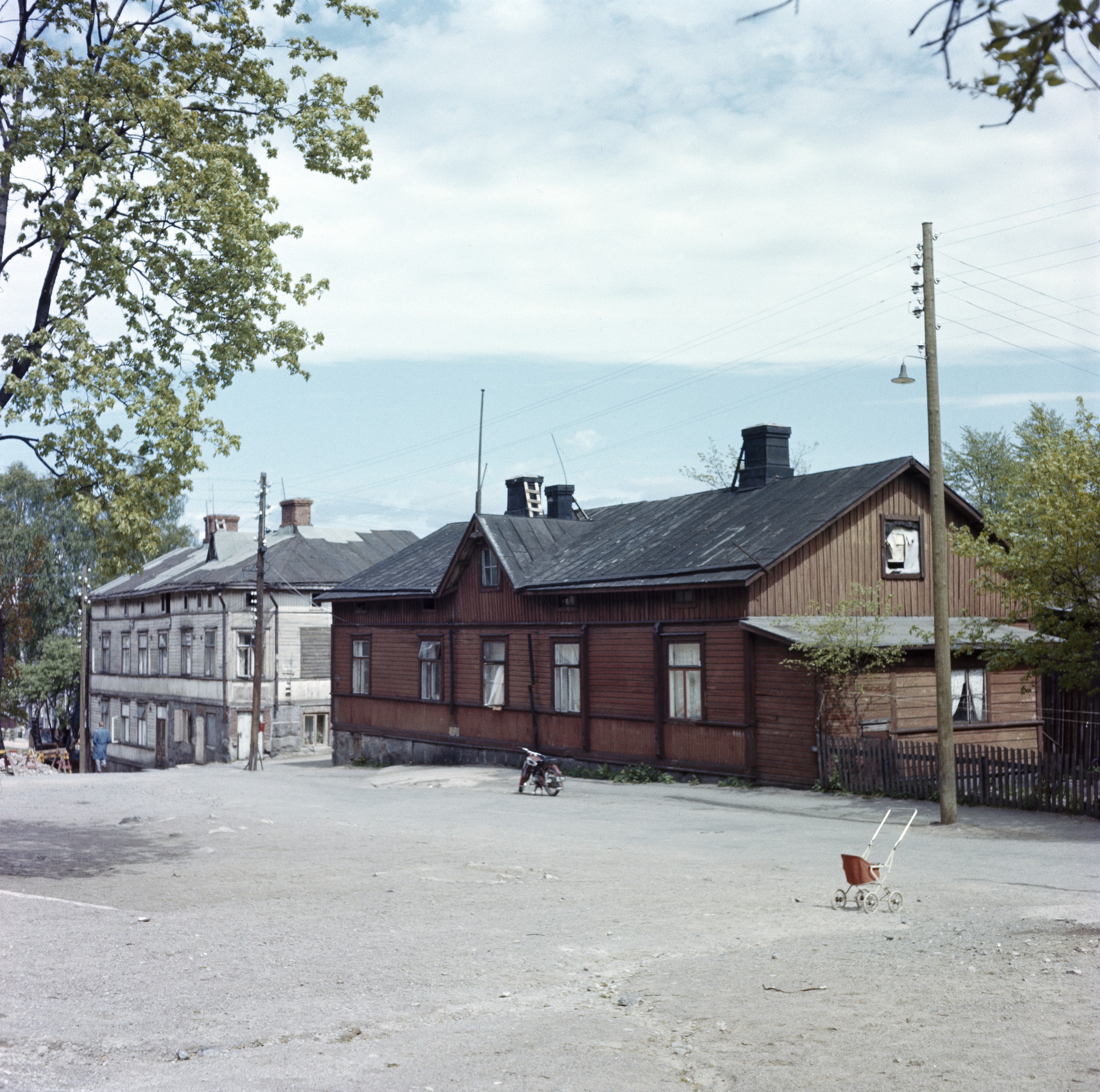 Vellamonkatu 5, 7.  Vellamonkatu 7 on purettu 1960-luvun taitteessa.