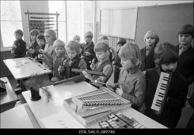Kooliorkestri proov. [1984.a muutus Tabivere 8-klassiline kool Tabivere Keskkooliks.]