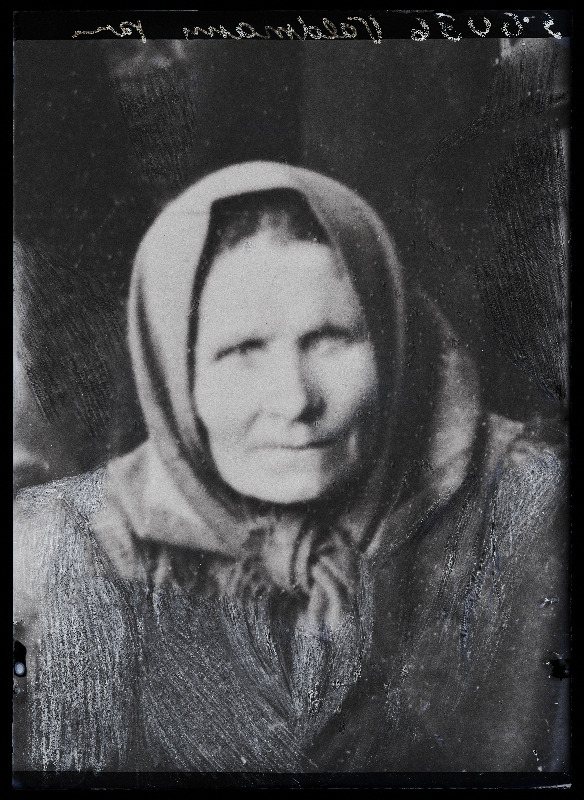 Naine grupifotol, (19.09.1930 fotokoopia, tellija Valdmann).