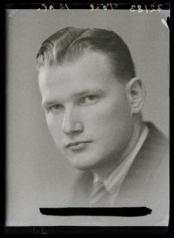 Vaimulik Ivar Hans Pöhl (Poëll), Viljandi Pauluse koguduse abiõpetaja ja asetäitja õpetaja aastatel 1938-1939.