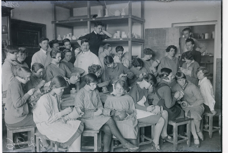 Grupp Riigi kunsttööstuskooli õpilasi keraamika tunnis.