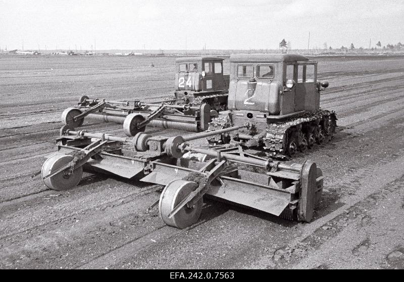 Laihaarde-freesertrumblitega turbamasinad Tootsi turbaväljadel.