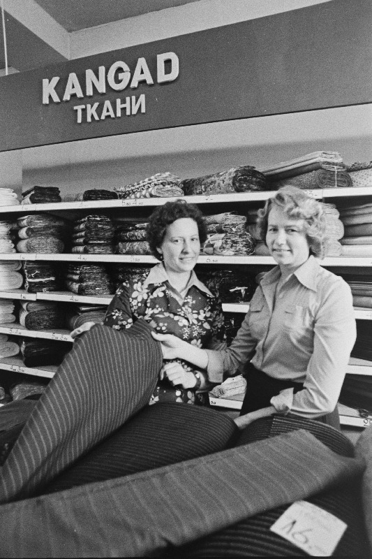 Keila kaubamaja kangaskaupade osakonna müüja Evi Talviste (vasakul) ja vanem kaubatundja Lilja Teimann.