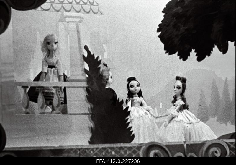 Kombinaadi "Kommunaar" klubi nukunäitering kunstilise isetegevuse festivalil esitamas näidendit "Tuhkatriinu".