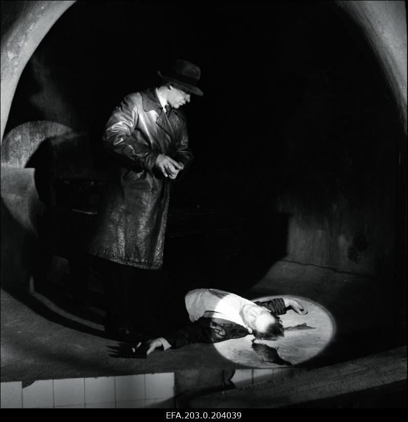 Stseen Tallinnfilmi mängufilmist "Bande". Seisab Ned Beamount (Tõnu Kark), maas lebab Hinkle (Jaan Paavle).