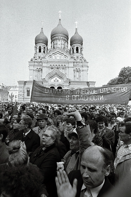 15.mai Toompeal - venelased kiriku ees.