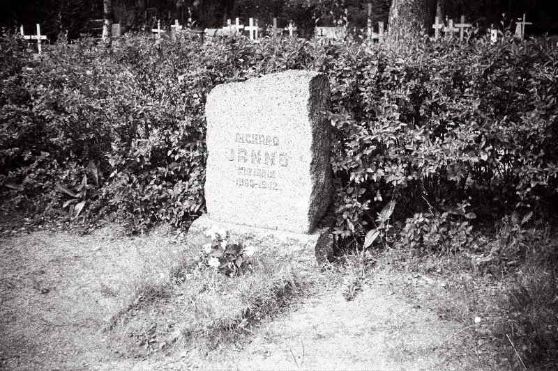 Kirjanik Richard Janno hauatähis Elva kalmistul.