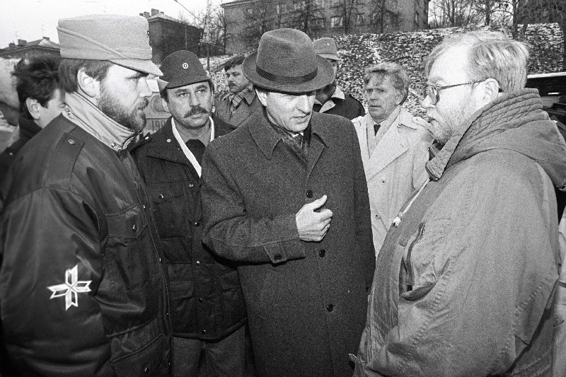 M. Laar jt ministrid Virumaal. Mart Laar, A. Öövel, Vladimir Tšuikin Narva piiril.