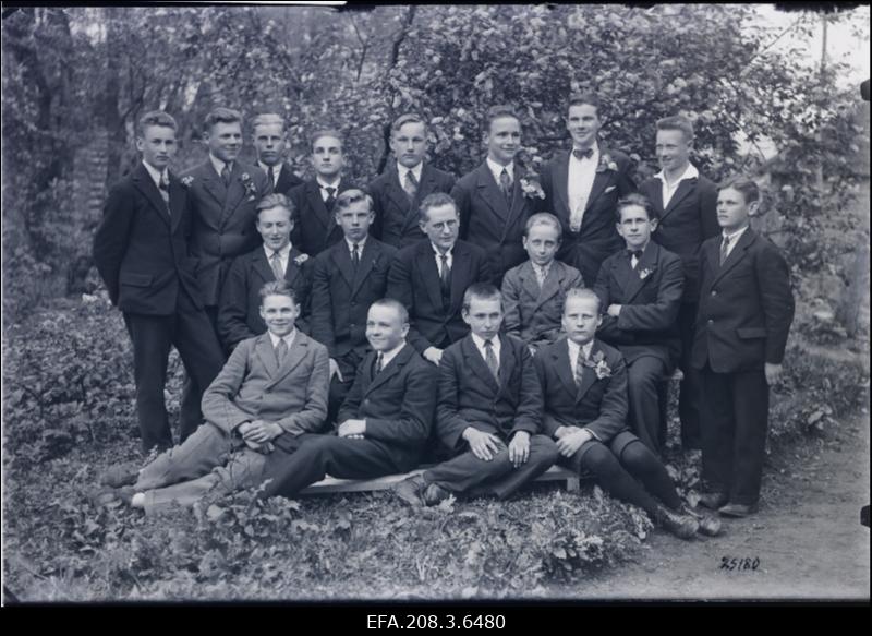 Grupp Paide Ühisgümnaasiumi II a klassi õpilasi aias.