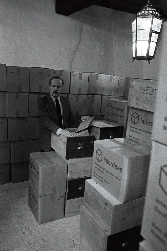 Tallinna Linnaarhiivi direktor Jüri Kivimäe Saksamaa Bundesarhiivist tagasisaadud arhiivimaterjalide keskel.