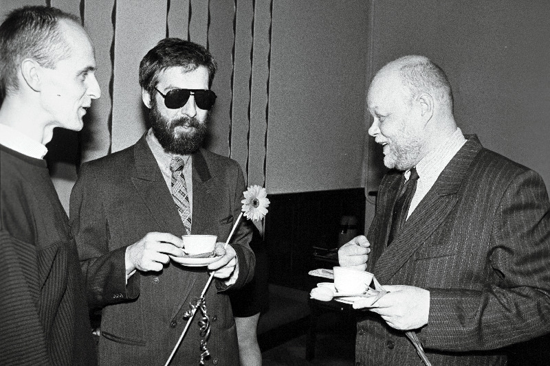 Näitleja Ain Lutsep (paremalt) ja parim lavastaja Priit Pedajas 1993.a.teatripreemiate kätteandmisel Eesti Draamateatris.