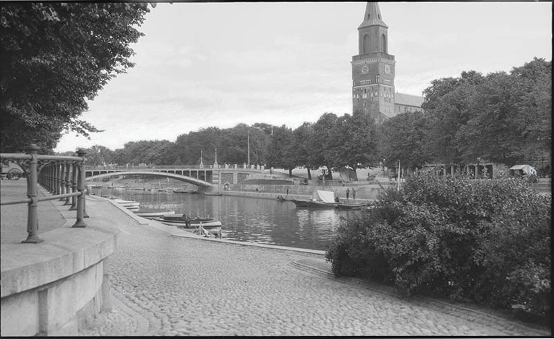Tuomiokirkko, Tuomiokirkkotori, Tuomiokirkkosilta Pinellan pylväikkö ja Aurajoki Vähätorilta kuvattuna; ulkokuva