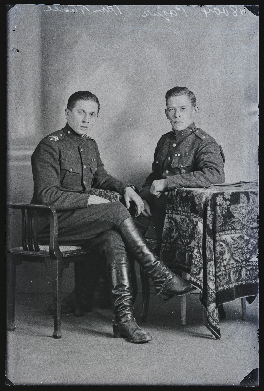 Kaks sõjaväelast, (foto tellija Pajur).