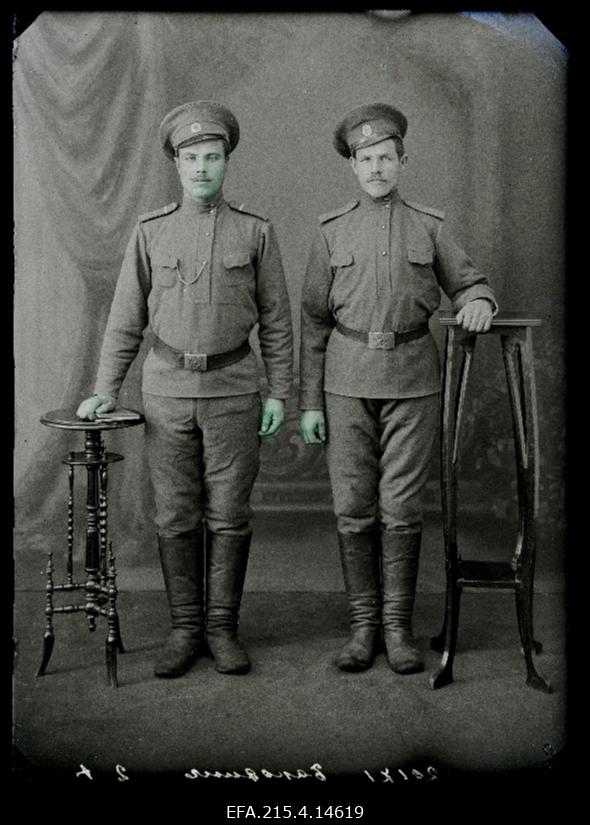 Kaks sõjaväelast, (foto tellija Bakodin).
