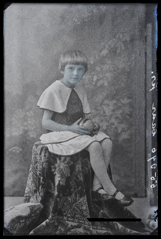 Tüdruk palliga, (foto tellija Saar).