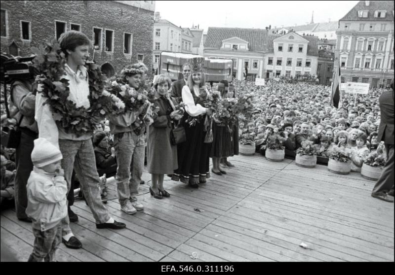 Erika Salumäe ja Tiit Sokk Raekoja platsil.