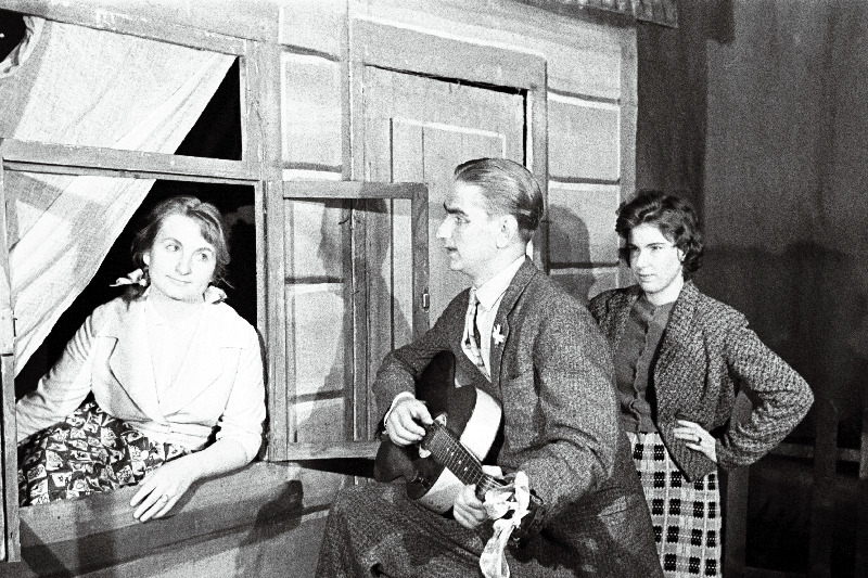 Nõmme Kultuurimaja näitering tõi lavale M. Vladimovi ateistliku komöödia Ema ütles ei!". Liisa - Viivi Kaljumäe, Karla - Ilmar Viielaid.